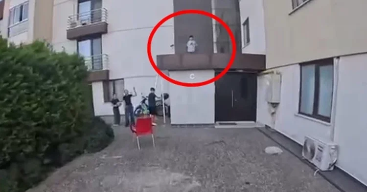 Sipariş getiren kurye küçük çocuğu kurtardı