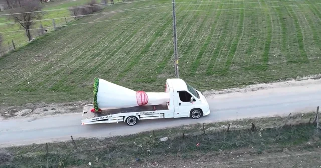 Oto kurtarıcı üzerine yerleştirdiği dev buketle evlilik teklifi etti Bolu Haberleri