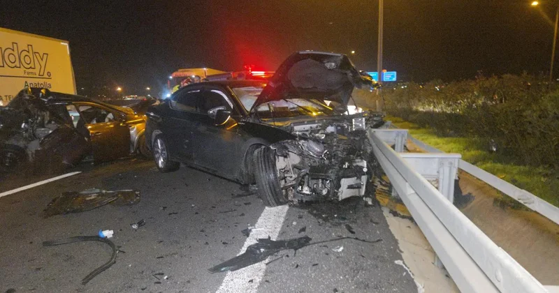 Otoyolda arızalanan otomobile kamyon çarptı: 1 yaralı