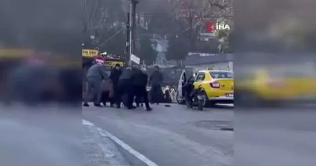 Yol verme kavgası meydan savaşına döndü: Tekme ve yumruklar havada uçuştu