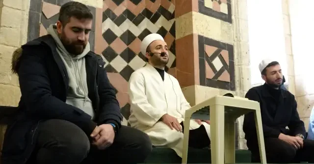 Ramazan ın bereketi mukabele ile taçlanıyor: Asırlık gelenek tarihi Alaybey Camii’nde yaşıyor VİDEO İZLE
