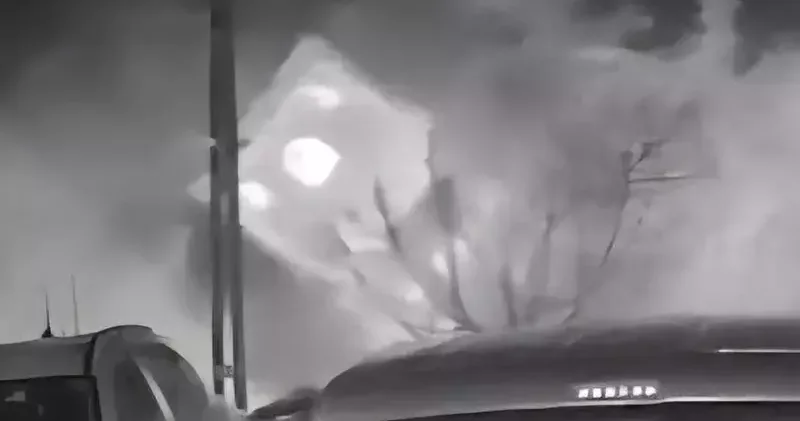 Kamyonun şarampole devrildiği kaza kamerada; 1 yaralı