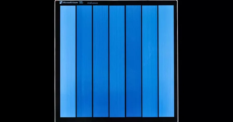 Hard diskleri unutun! Bu küçücük cam kare tam 2 milyon kitap kapasiteli ve verileri 10 bin yıl saklayabiliyor