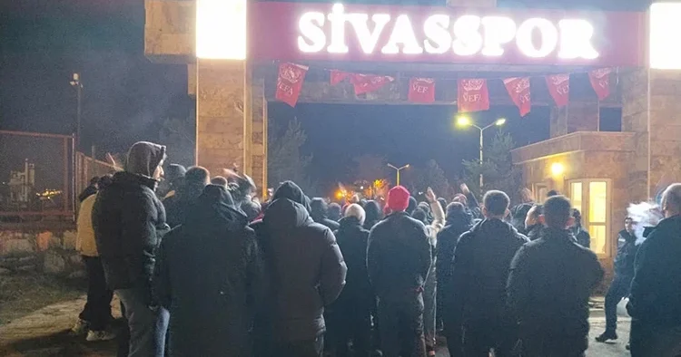 Son dakika golü sonrası Sivasspor taraftarı tesisleri bastı!