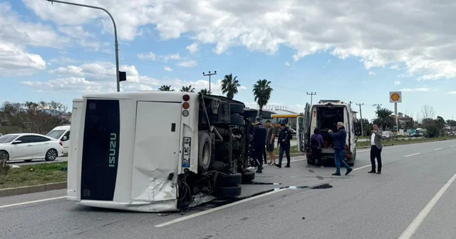 Hafif ticari aracın çarptığı midibüs devrildi, 7 kişi yaralandı; kaza kamerada Antalya Haberleri