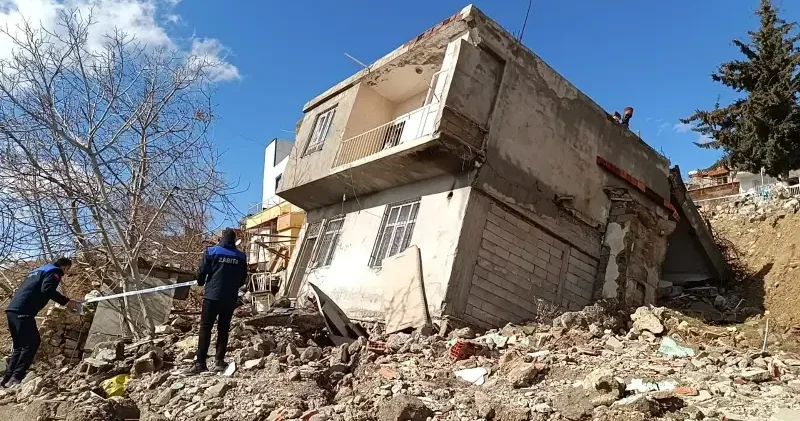 Adıyaman da iki katlı bina çöktü: Güvenlik önlemleri alındı Gündem Haberleri