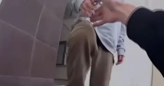 Bursa’da kurye siparişini teslim ettikten sonra damda mahsur kalan çocuğu kurtardı VİDEO İZLE