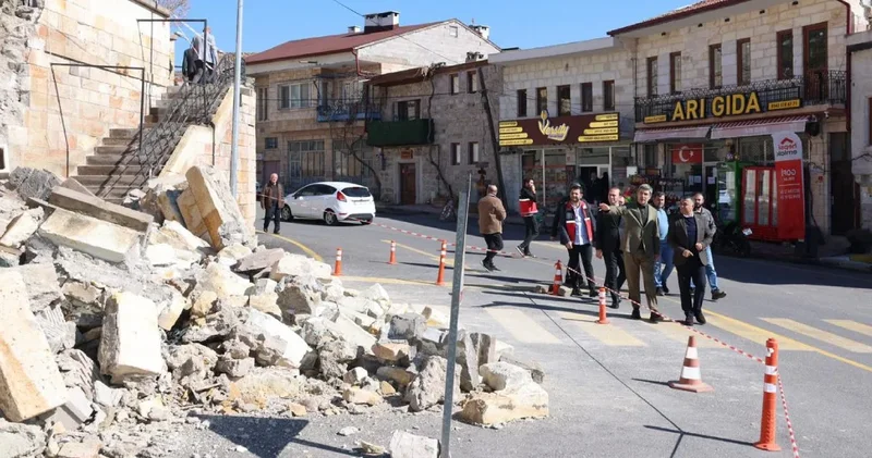 3 buçuk asırlık caminin istinat duvarı yerle bir oldu