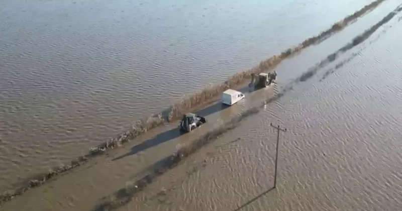 Sel sularında araçta mahsur kalan sürücü ekiplerce kurtarıldı