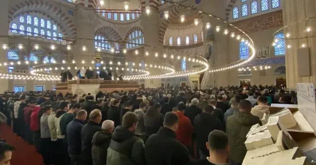Selimiye’de 4 yıllık hasret bitti: İlk cuma namazında binlerce kişi saf tuttu VİDEO İZLE