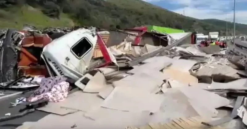 Son dakika TEM de kaza! İki tır çarpıştı, İstanbul yönü trafiğe kapatıldı