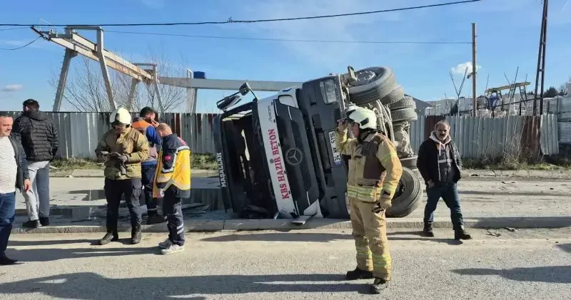 Sultangazi’de beton mikseri devrildi: Sürücü yaralandı Gündem Haberleri