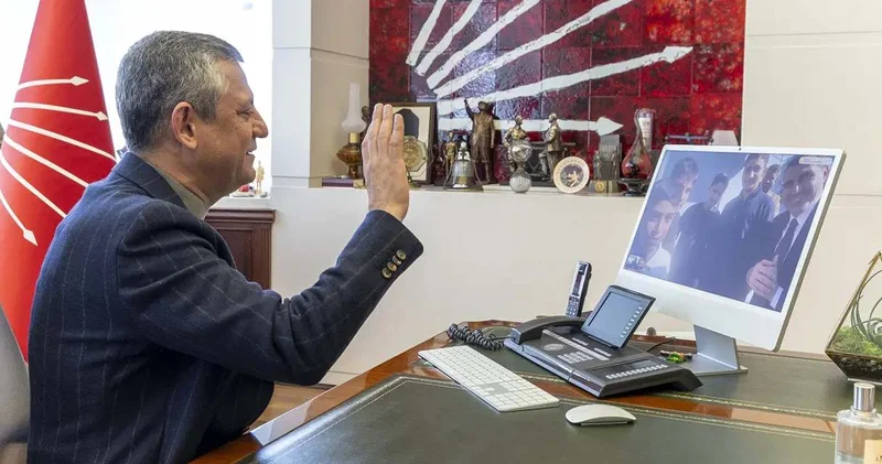 Özgür Özel fırtınada Atatürk büstünü koruyan öğrencilerle görüştü