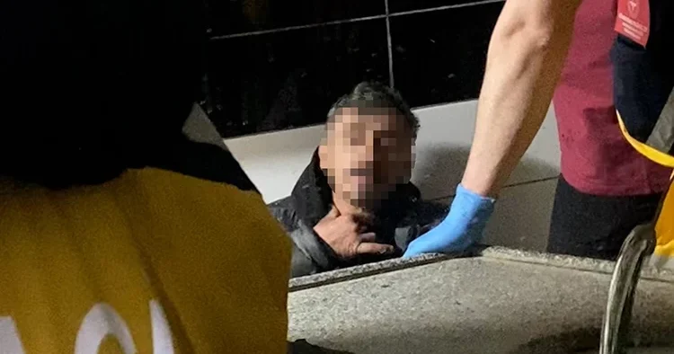 Kapıyı açan vatandaş şok oldu: Tuvalette uyurken buldular