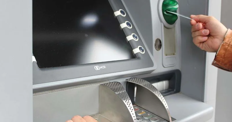 Para çekemeyince gitti: Balyozla geri dönüp ATM yi parçaladı