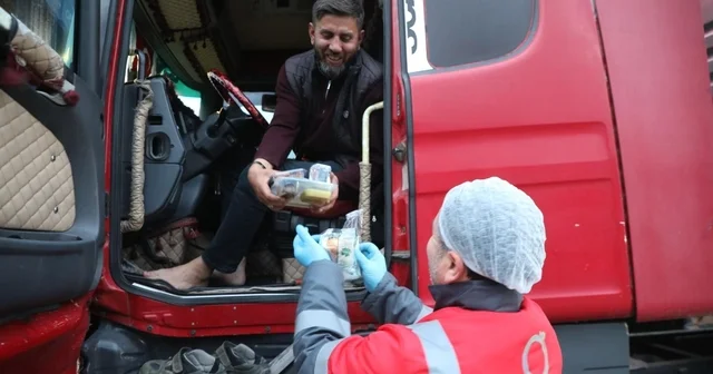 Ordu da yolda olanlara iftar yemeği ikramı sürüyor Ordu Haberleri