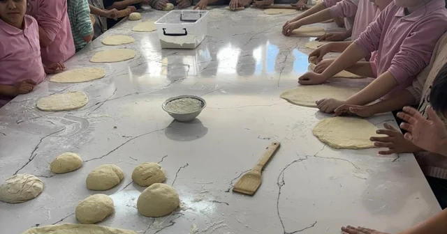 Miniklerin pişirdikleri sıcacık pideler kalpleri de ısıttı Afyonkarahisar Haberleri