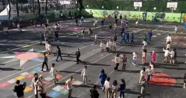 Öğrenciler hep birlikte Kabe de hacılar ilahisini söyledikleri anlar sosyal medyada gündem oldu.