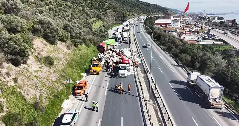 TEM de lastiği patlayan TIR a çarpan TIR devrildi: İstanbul yönü ulaşıma kapandı