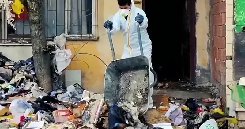 Kocaeli de kötü koku ihbarıyla gidilen evden 30 ton çöp çıktı: Çalışmalar gün boyu sürdü Gündem Haberleri