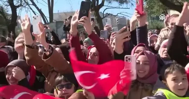 Cumhurbaşkanı Erdoğan, Ataşehir’de çocukların sevgi gösterileriyle karşılandı