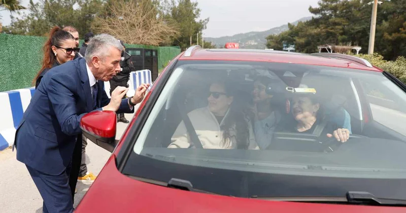 Bir günde 25 bin araçla ilçeye akın ettiler: Kaymakam gelenleri tek tek karşıladı