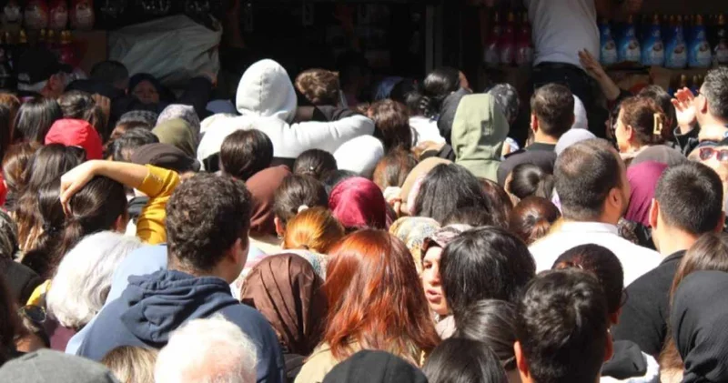 AVM de izdiham çıktı: Ucuz ürünü kapan bırakmadı