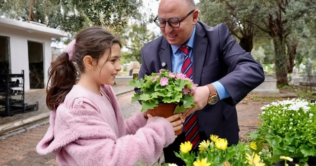 Erdemli de kabir ziyaretine gelenlere çiçek dağıtıldı Mersin Haberleri