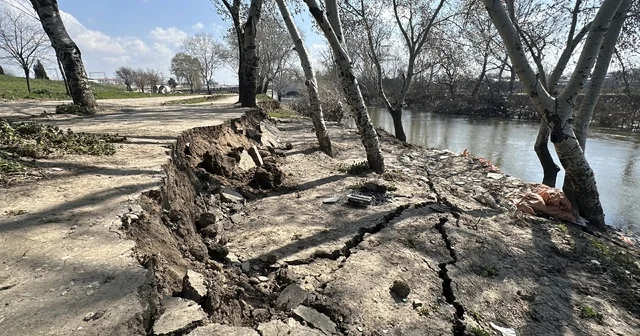 Taşkın yaşanan Tunca Nehri kıyısında çatlak ve göçükler oluştu Edirne Haberleri