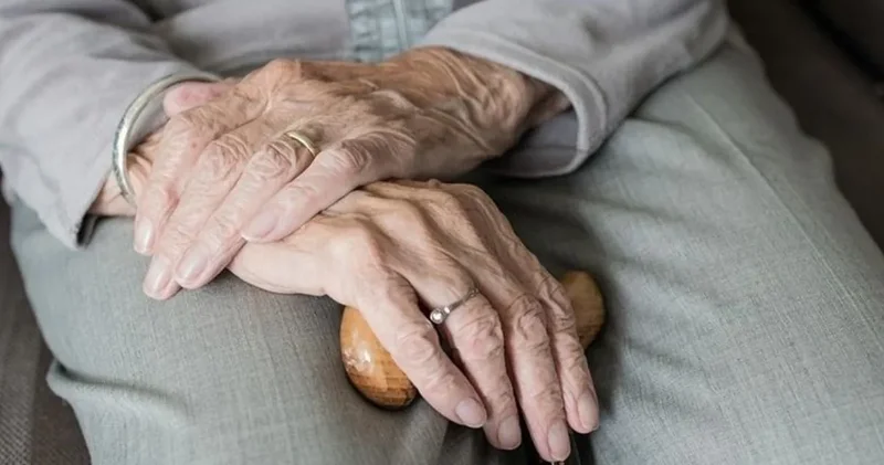 Milyonlarca yaşlı dört duvar arasında tek başına yaşam mücadelesi veriyor