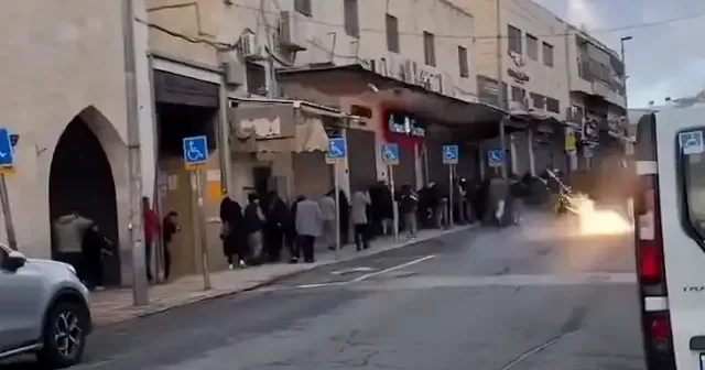 İsrail Mescid i Aksa da bayram namazı kılmak isteyen Filistinlilere saldırdı VİDEO İZLE