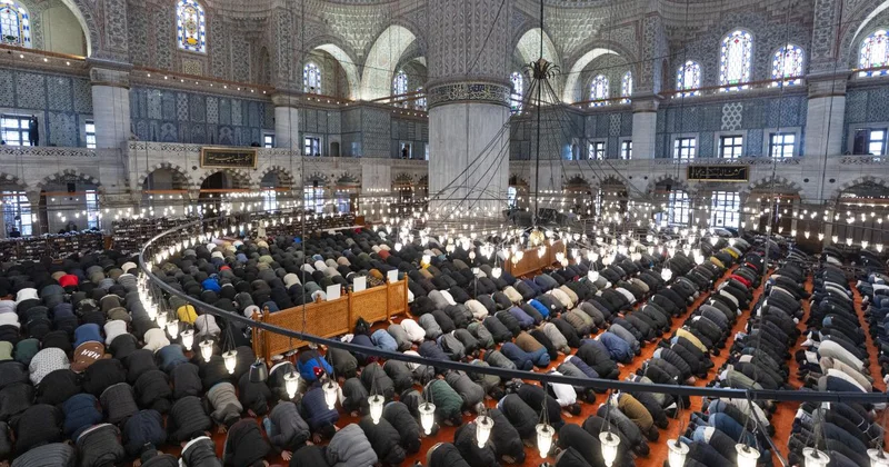 Bayramın ilk günü kılınan cuma namazında camiler doldu