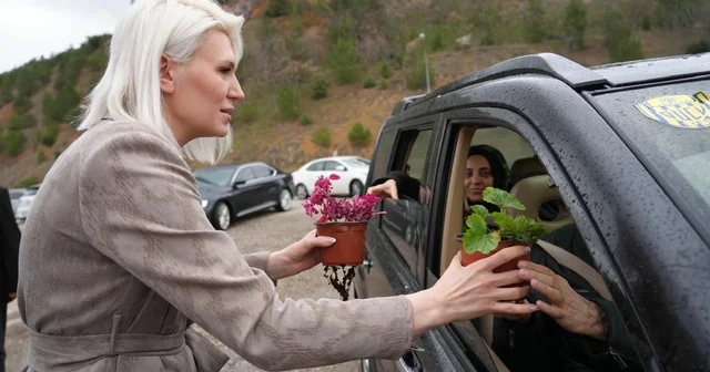Başkan Subaşı, mezarlık ziyaretinde vatandaşlara çiçek dağıttı Bilecik Haberleri