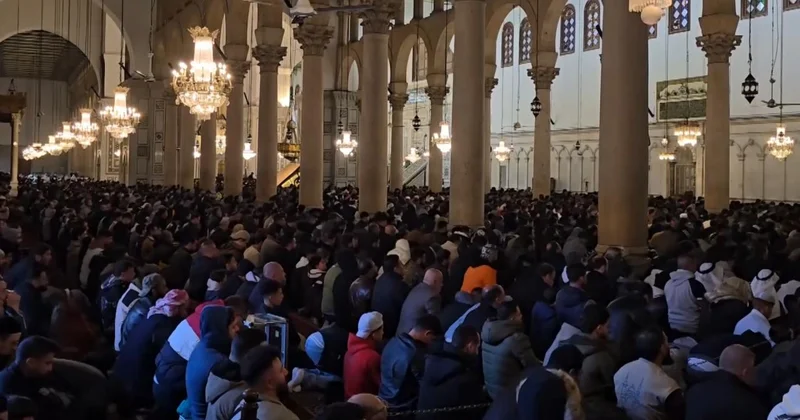 Suriye deki bayram namazlarında hutbelerden birlik ve beraberlik mesajı verildi