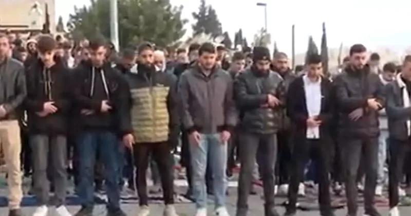 Mescid i Aksa da bayramda ibadet yasağı! Kudüslüler namazı sokakta kıldı