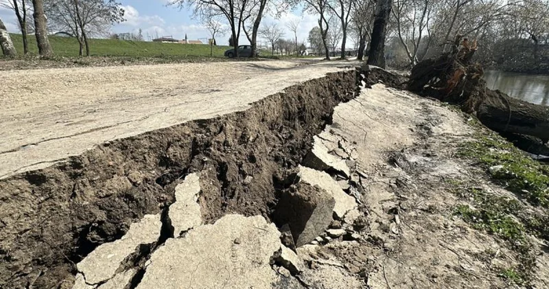 Tunca Nehri kenarında dikkat çeken çatlaklar ve göçükler! Son dakika haberleri