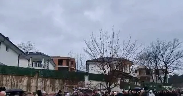 60 yıllık mahalle geleneği; bayramlaşma kuyruğu 1 kilometreyi buldu Bursa Haberleri