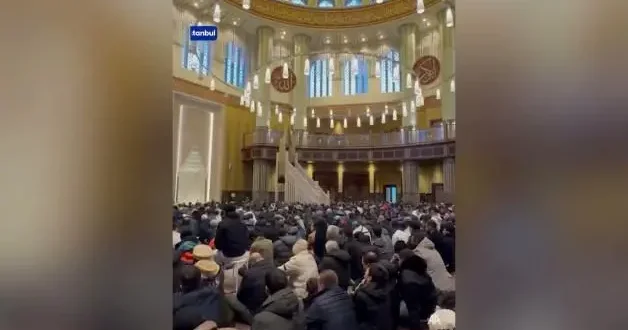 Türkiye nin dört bir yanında bayram sevinci: Camiler doldu taştı