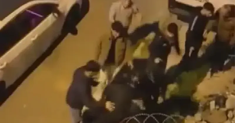 İstanbul da sokak ortasında darp: Polis geliyor deyince kaçtılar İstanbul Haberleri