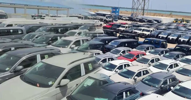 700 yıllık tarihi ada artık dev bir otopark: 4.000 lüks araç sıra sıra dizildi Sözcü Gazetesi