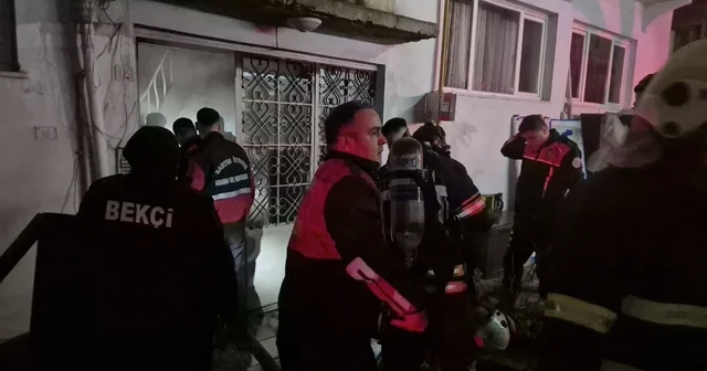 Bartın da 4 katlı apartmanda yangın paniği: 2 kişi dumandan etkilendi Bartın Haberleri