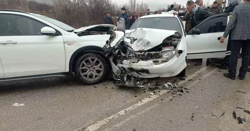 Elazığ’da iki otomobil çarpıştı: 9 yaralı