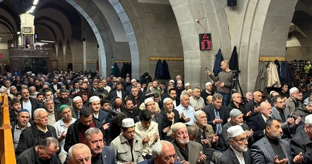 Vali Çiçek: 4 yıllık görev süremde asayiş olaylarının en dibe indiği bir ay oldu Kayseri protokolü vatandaşlarla bayramlaştı Kayseri Haberleri