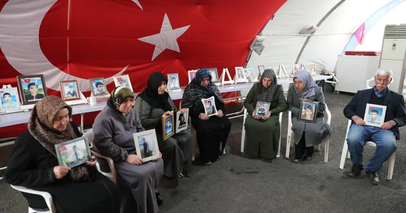 Diyarbakır anneleri bayramda da evlatlarının yolunu gözlüyor