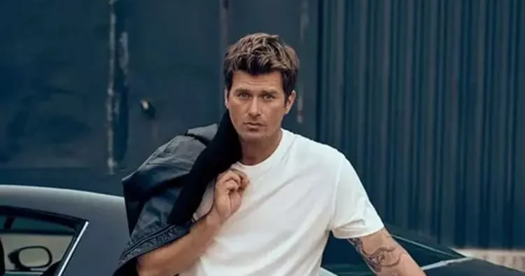 Kıvanç Tatlıtuğ camide yer kalmayınca bayram namazını yağmurun altında kıldı!