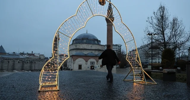 Yağmura rağmen dışarıda saf tuttular: 4 asırlık camide bayram namazı kıldılar Sivas Haberleri