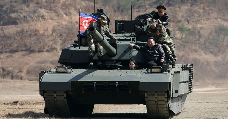 Kuzey Kore lideri Kim Jong un un kızı tank kullandı