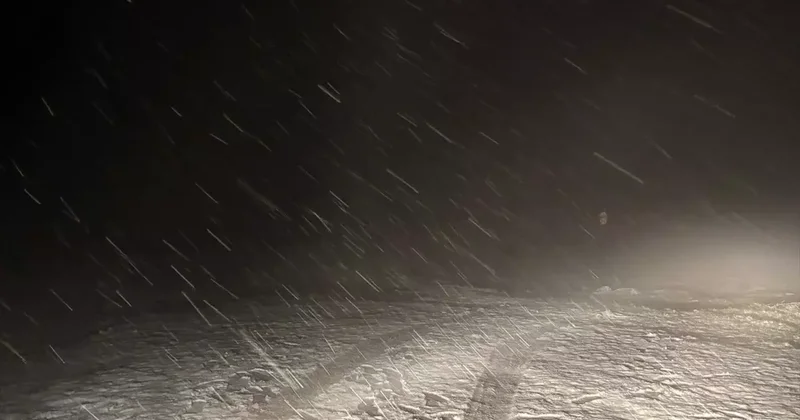 Lapseki de Kar Yağışı Ulaşımı Zorlaştırdı