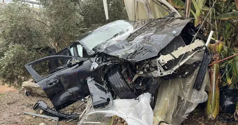 Lüks otomobil seraya daldı aynı noktada 3 günde ikinci kaza: 4 yaralı