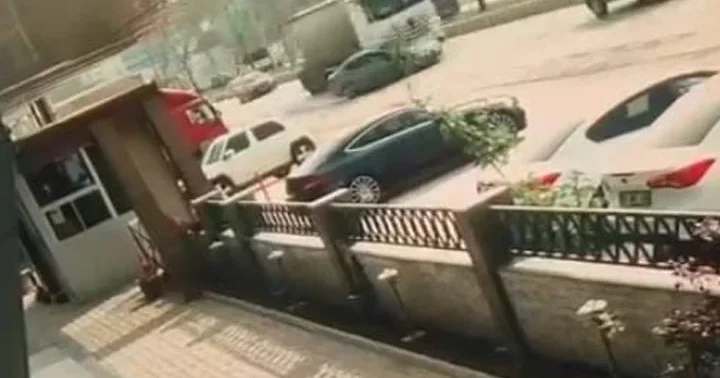 Bursa da TIR otomobili metrelerce sürükledi